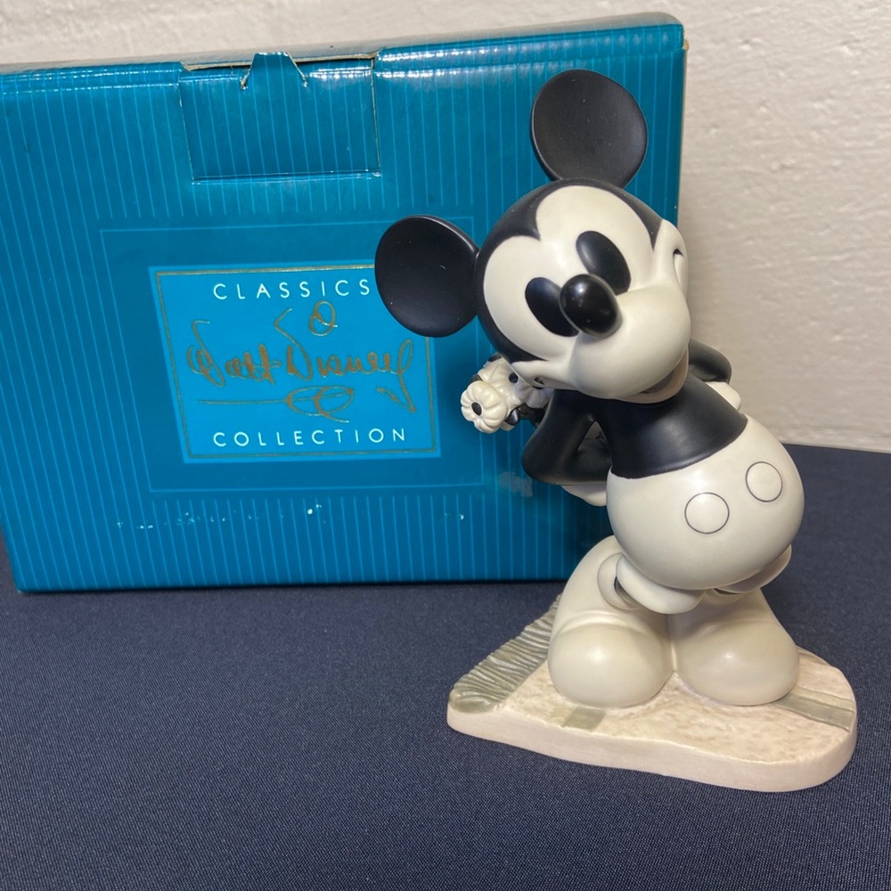 WDCC Disney Puppy Love “Brought You Something” Mickey Mouse Figure